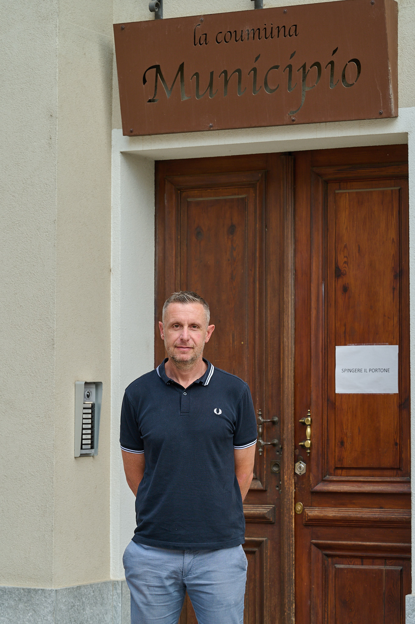 Paolo Giraudo davanti al Municipio